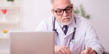 Atestados médicos vão sair dos centros de saúde: saiba o que muda