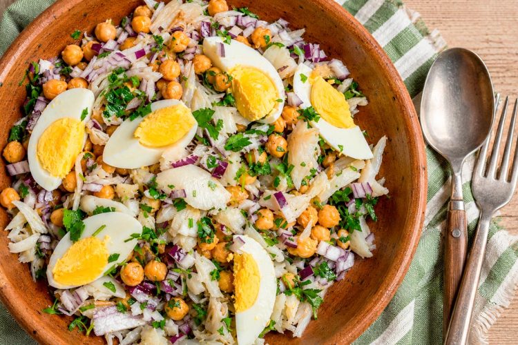 Bacalhau com grão à portuguesa: a receita tradicional Bacalhau com grão à portuguesa: a receita tradicional