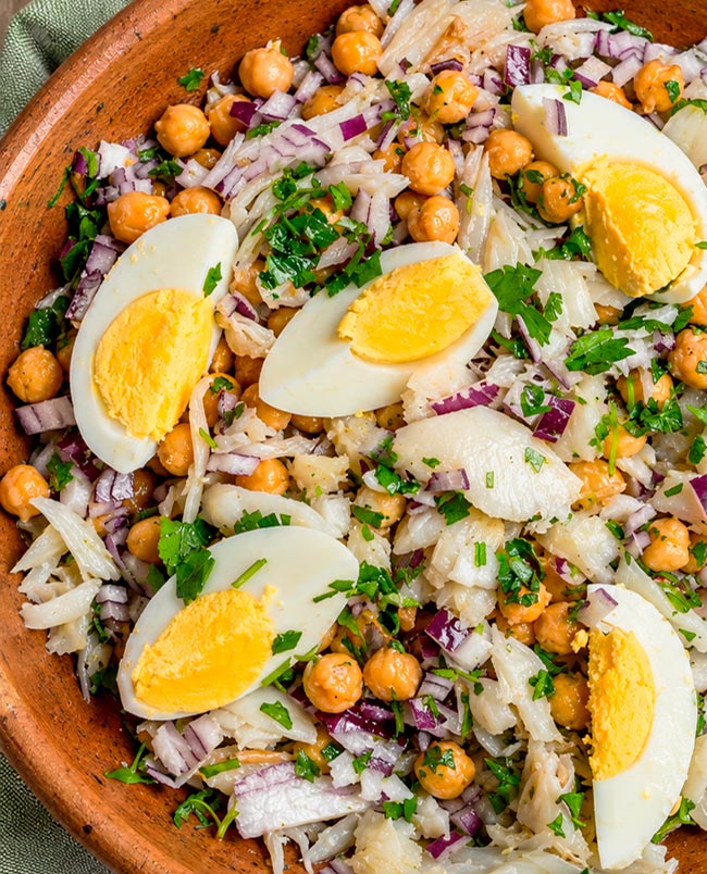 Bacalhau com grão à portuguesa: a receita tradicional Bacalhau com grão à portuguesa