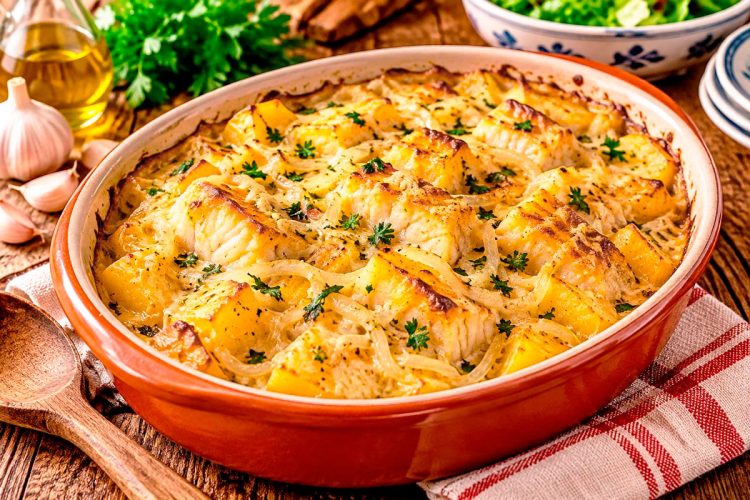 Bacalhau à Maria da Fonte com batatas douradas e molho de Vinho do Porto