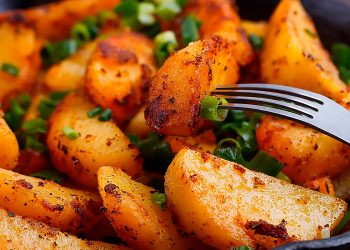 Batatas assadas perfeitas: o truque dos chefs para ficarem estaladiças por fora e cremosas por dentro