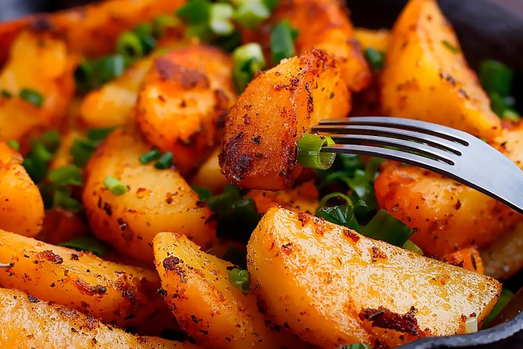 Batatas assadas perfeitas: o truque dos chefs para ficarem estaladiças por fora e cremosas por dentro