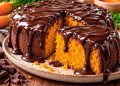 Bolo de cenoura com cobertura de chocolate: húmido, fofinho e irresistível