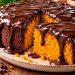 Bolo de cenoura com cobertura de chocolate: húmido, fofinho e irresistível
