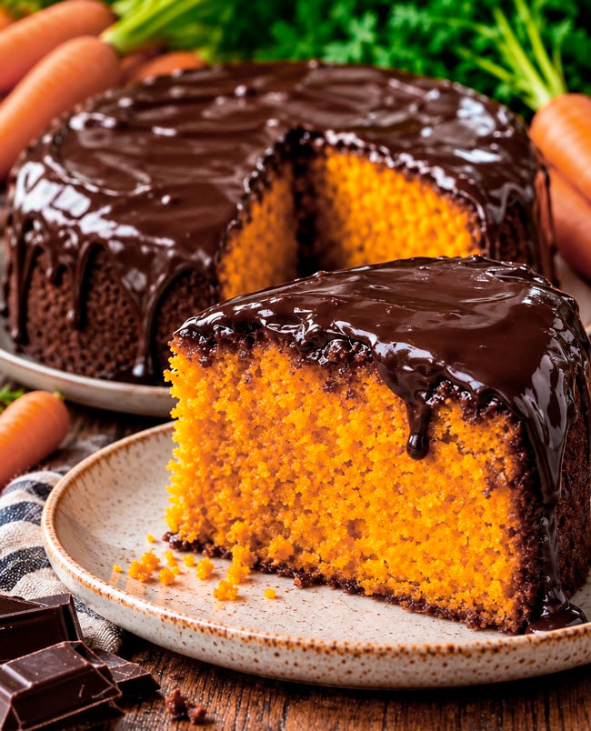 Bolo de cenoura com cobertura de chocolate