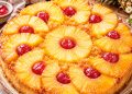 Bolo de ananás com caramelo húmido e fofo