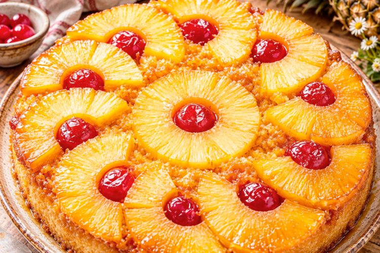 Bolo de ananás com caramelo húmido e fofo
