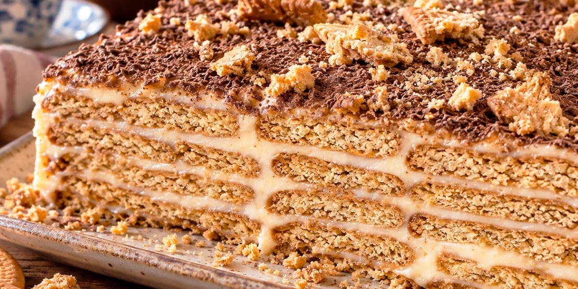 Bolo de Bolacha tradicional: receita com café e creme de manteiga