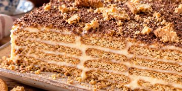 Bolo de Bolacha tradicional: receita com café e creme de manteiga