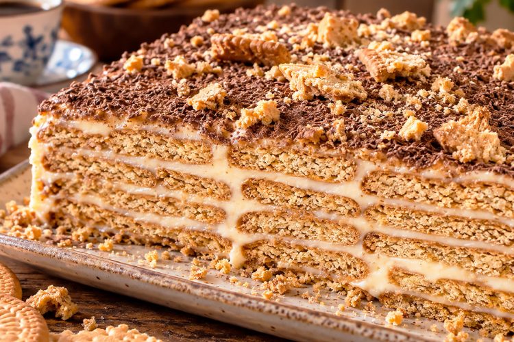 Bolo de Bolacha tradicional: receita com café e creme de manteiga Bolo de Bolacha tradicional: receita com café e creme de manteiga