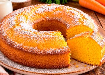 Bolo de Iogurte e Cenoura húmido e fofo