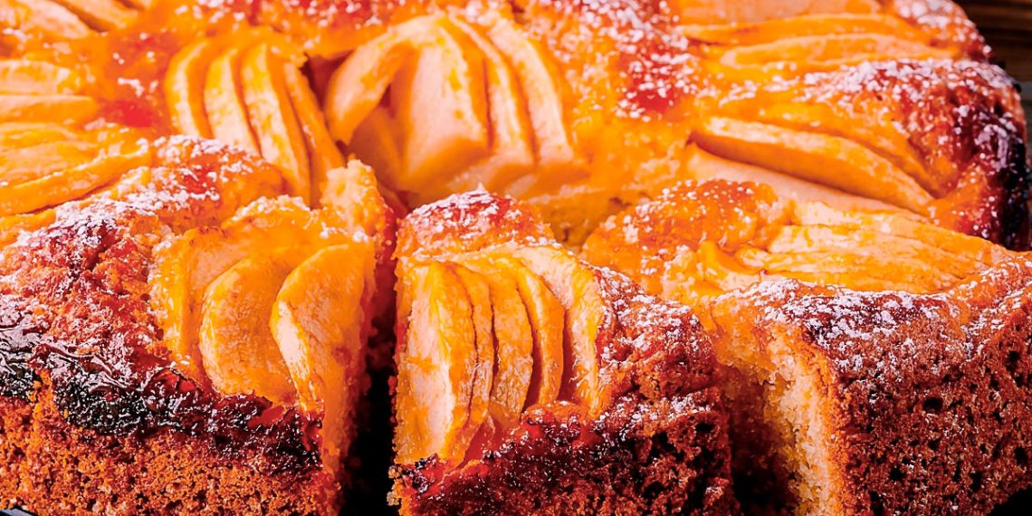 Bolo de maçã, nozes e mel