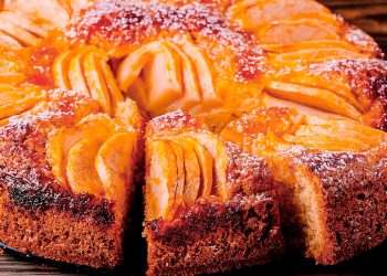 Bolo de maçã, nozes e mel