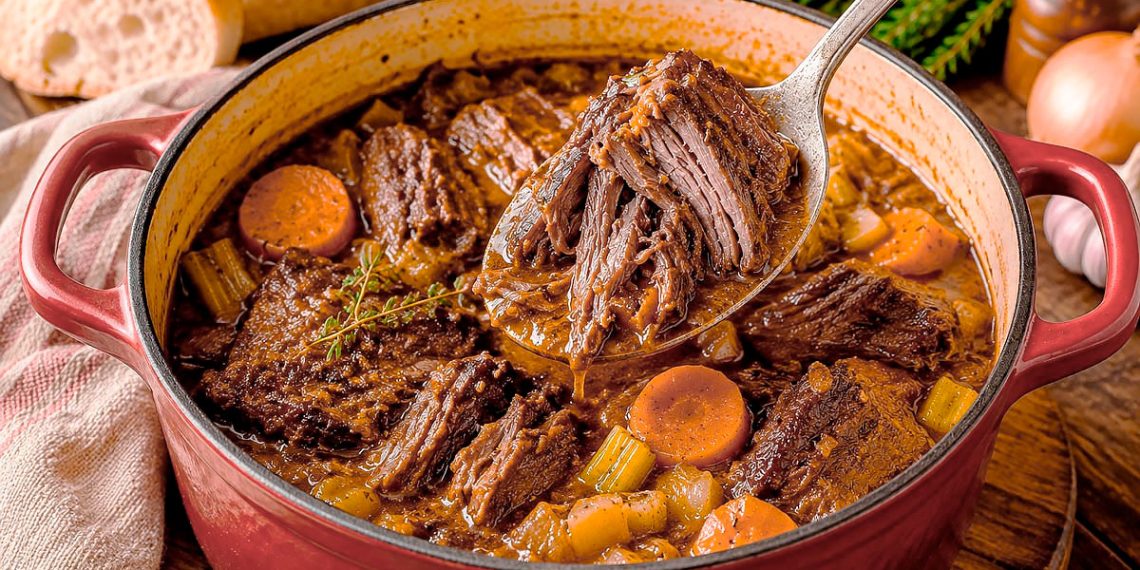 Carne estufada à moda antiga: receita da avó que se desfaz à colher