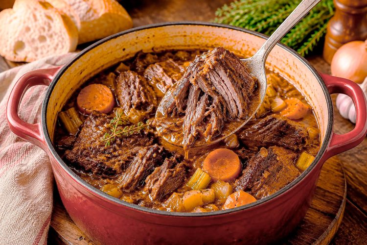 Carne estufada à moda antiga: receita da avó que se desfaz à colher