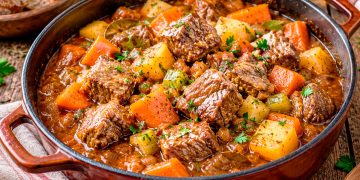 Como fazer carne estufada tenra e suculenta: os segredos para ficar a desfazer-se