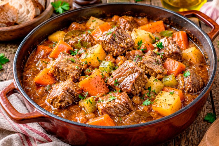 Como fazer carne estufada tenra e suculenta: os segredos para ficar a desfazer-se Como fazer carne estufada tenra e suculenta: os segredos para ficar a desfazer-se