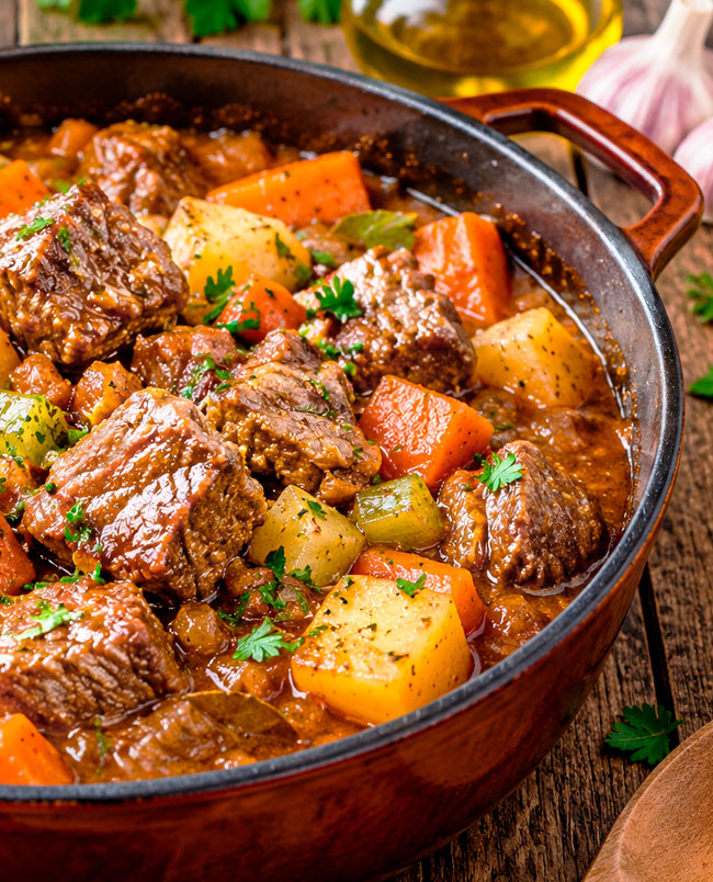 Como fazer carne estufada tenra e suculenta: os segredos para ficar a desfazer-se Como fazer carne estufada tenra e suculenta