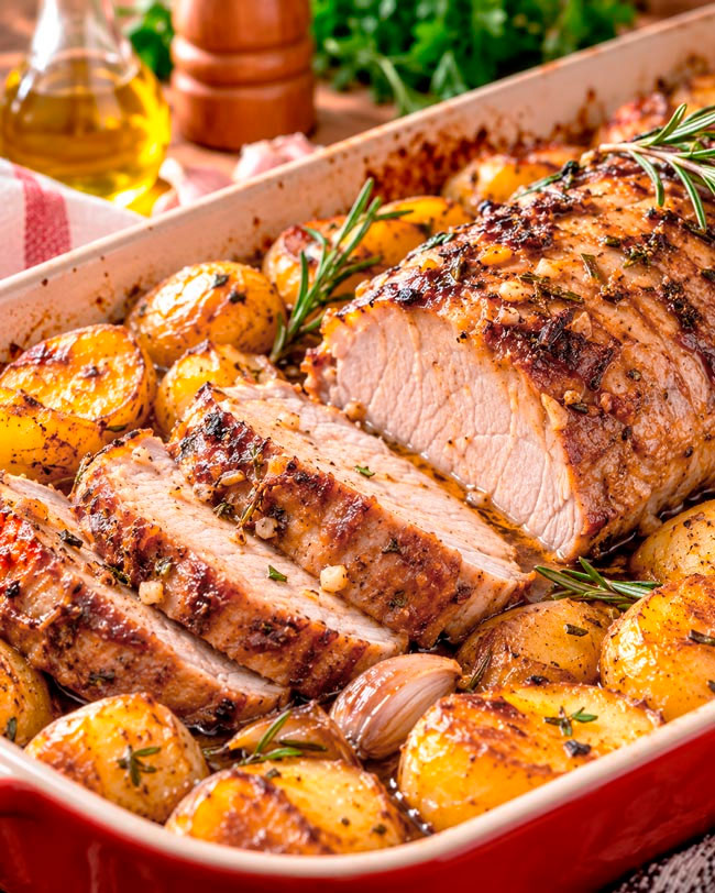 Lombo de Porco no forno com batatas assadas: receita tradicional e suculenta Lombo de Porco no forno com batatas assadas