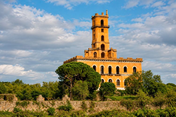 Palácio do Rei do Lixo: a história e os mistérios do estranho castelo abandonado de Coina