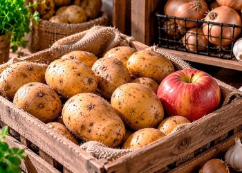 Batatas a grelar? O truque da maçã para as conservar por mais tempo