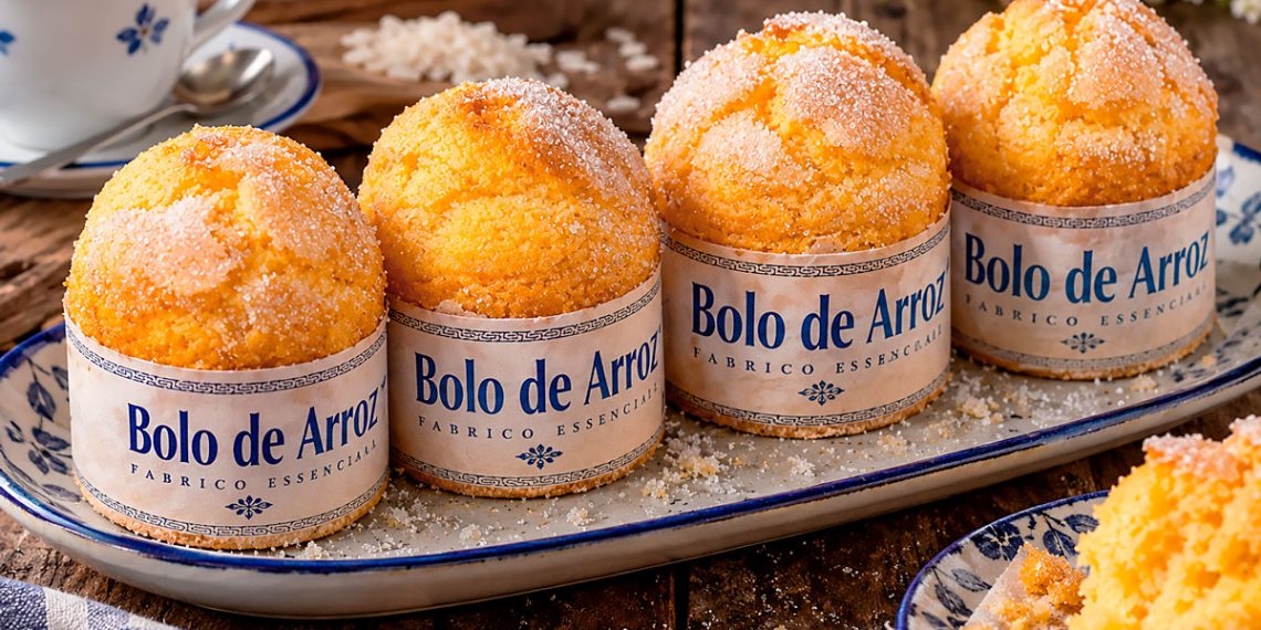 Bolos de arroz tradicionais: fofos, dourados e com açúcar por cima