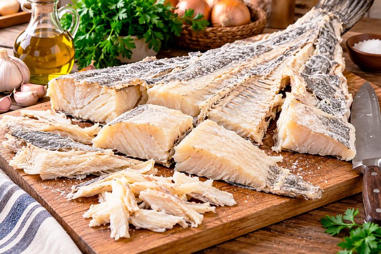 Como cortar bacalhau corretamente: aproveite todas as partes e evite desperdícios Como cortar bacalhau corretamente: aproveite todas as partes e evite desperdícios
