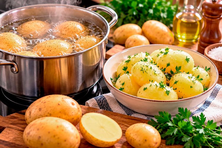Como cozer batatas na perfeição: tempos certos para fogão e micro-ondas
