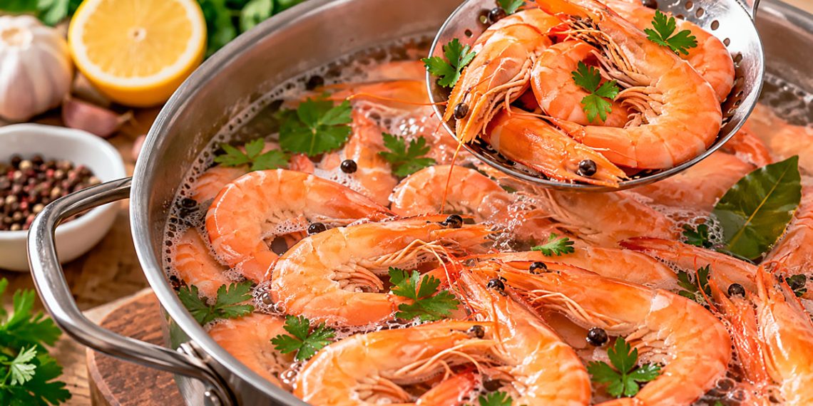 NCultura Notícias – Cultura, História, Viagens, Sociedade, Gastronomia Como cozer camarão congelado na perfeição: tempos, truques e 5 métodos fáceis