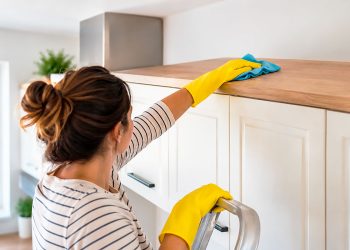 Como limpar a gordura acumulada na parte de cima dos armários da cozinha