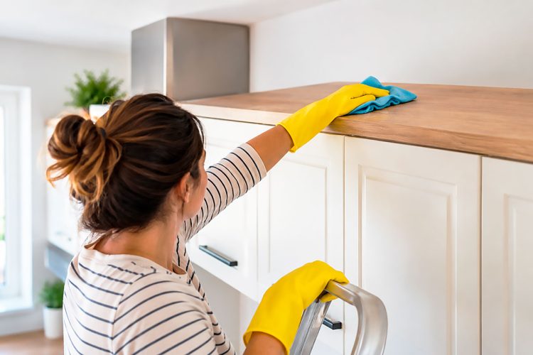 Como limpar a gordura acumulada na parte de cima dos armários da cozinha Como limpar a gordura acumulada na parte de cima dos armários da cozinha