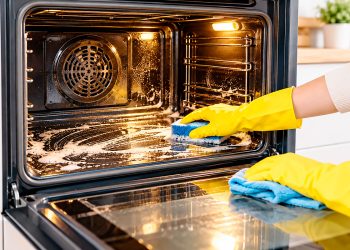 Como limpar o forno: métodos eficazes para remover gordura e sujidade difícil