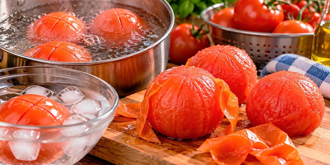 Como pelar tomate facilmente: 4 truques simples para retirar a pele sem esforço