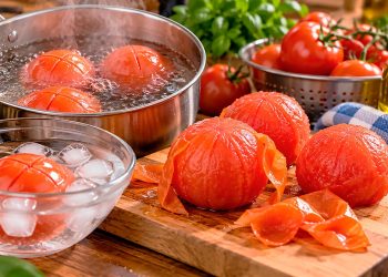 Como pelar tomate facilmente: 4 truques simples para retirar a pele sem esforço