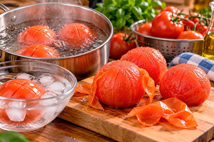 Como pelar tomate facilmente: 4 truques simples para retirar a pele sem esforço