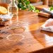 Como tirar manchas da madeira: truques para copos, café, caneta e gordura Como tirar manchas da madeira: truques para copos, café, caneta e gordura