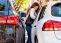 Estacionar demasiado perto de outro carro pode dar multa? Saiba o que diz o Código da Estrada