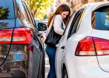 Estacionar demasiado perto de outro carro pode dar multa? Saiba o que diz o Código da Estrada