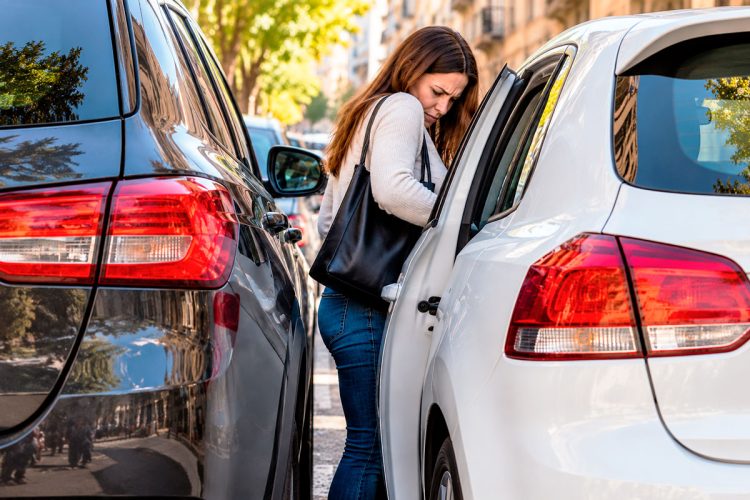 Estacionar demasiado perto de outro carro pode dar multa? Saiba o que diz o Código da Estrada Estacionar demasiado perto de outro carro pode dar multa? Saiba o que diz o Código da Estrada