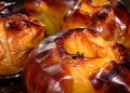 Maçã assada no forno com canela: uma sobremesa tradicional deliciosa Maçã assada no forno com canela: uma sobremesa tradicional e deliciosa