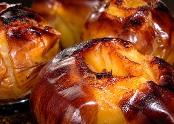 Maçã assada no forno com canela: uma sobremesa tradicional e deliciosa