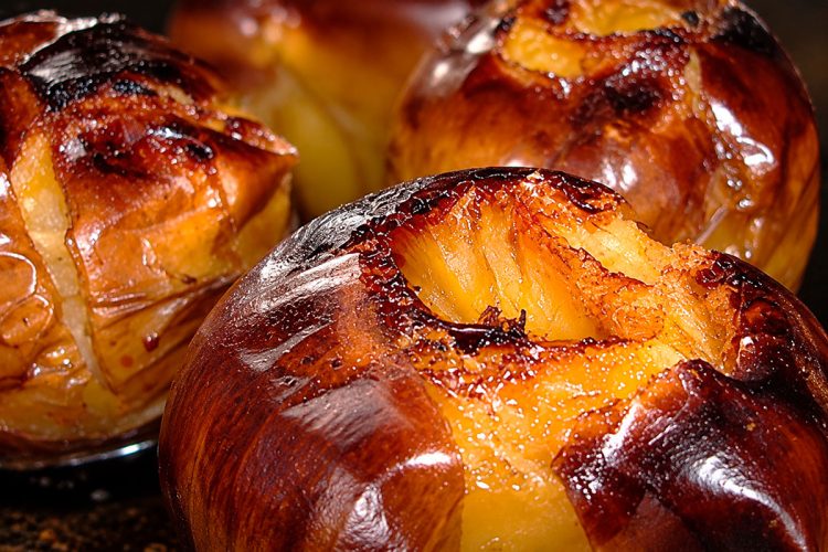 Maçã assada no forno com canela: uma sobremesa tradicional deliciosa Maçã assada no forno com canela: uma sobremesa tradicional e deliciosa