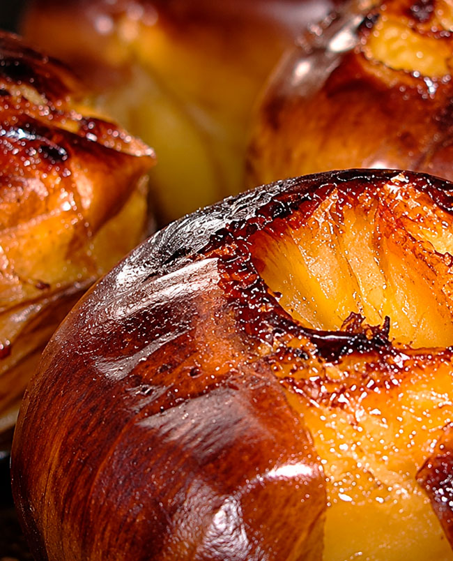 Maçã assada no forno com canela: uma sobremesa tradicional deliciosa Maçã assada no forno com canela