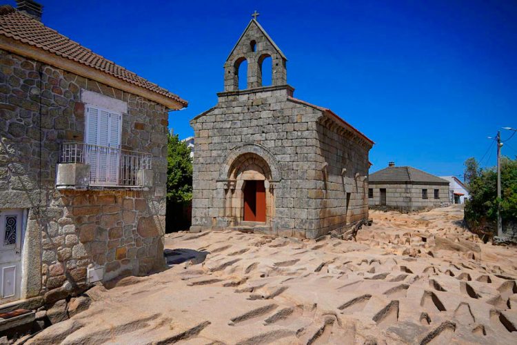 Moreira de Rei esconde cerca de 780 sepulturas: a maior necrópole rupestre da Península Ibérica Moreira de Rei esconde cerca de 780 sepulturas: a maior necrópole rupestre da Península Ibérica