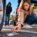 Nota de 5 euros no chão junto ao carro? O truque que pode esconder um furto