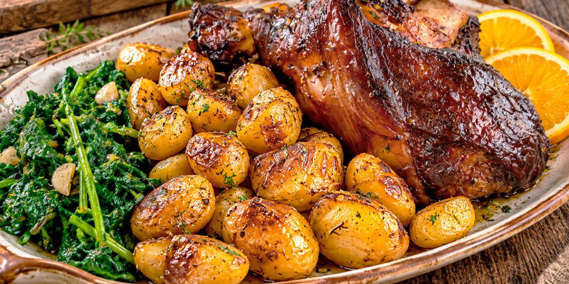 Pernil assado no forno à portuguesa: carne tenra e suculenta
