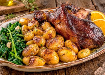 Pernil assado no forno à portuguesa: carne tenra e suculenta