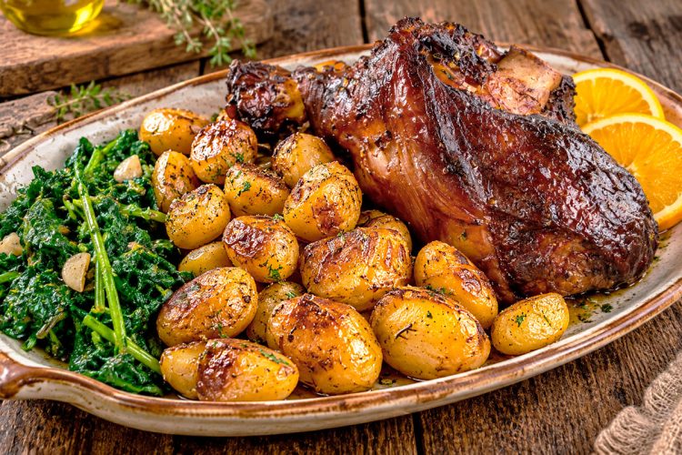 Pernil assado no forno à portuguesa: carne tenra e suculenta Pernil assado no forno à portuguesa: carne tenra e suculenta