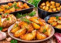 Como assar batatas: no forno, na air fryer, no micro-ondas e na frigideira Como assar batatas: no forno, na air fryer, no micro-ondas e na frigideira