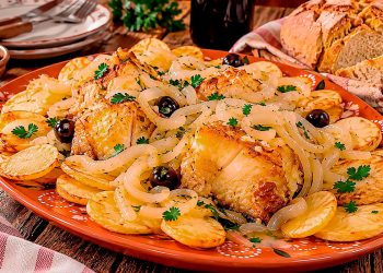 Bacalhau frito com cebolada: receita tradicional com batatas fritas